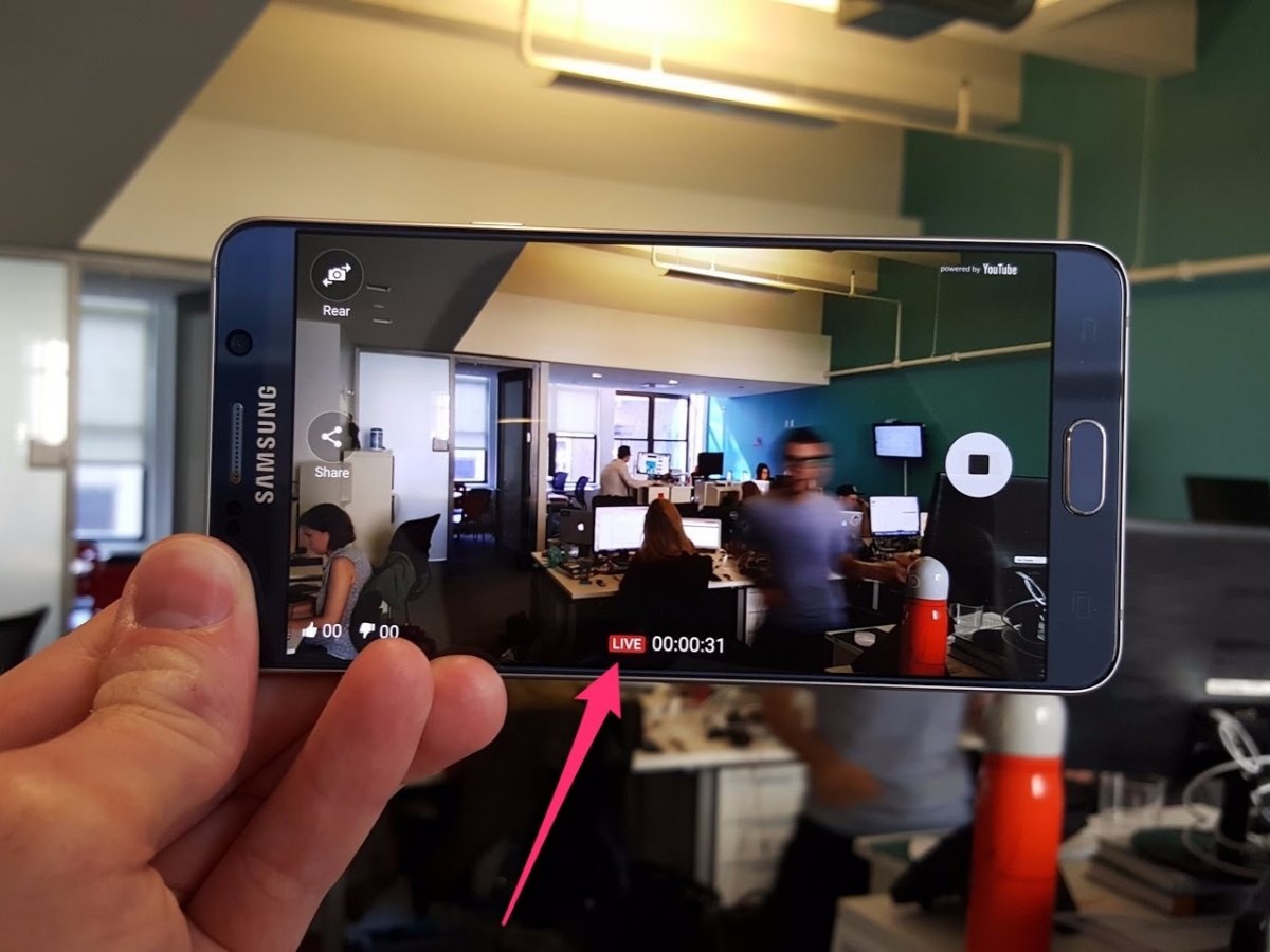 3. Stream trực tuyến video trên Youtube: Samsung đã tích hợp tính năng stream video trực tiếp thông qua ứng dụng camera trên Galaxy Note 5 và S6 Edge+. Hãng điện tử Hàn Quốc cũng đã liên kết với trang YouTube nhằm giúp người dùng có thể tải lên trực tiếp video của mình và từ đó có thể xem được trên hầu hết mọi thiết bị ngoại vi khác như: máy tính để bàn, máy tính bảng, TV, smart TV hay smartphone... hoặc bất cứ trình duyệt nào có thể kết nối được với YouTube.