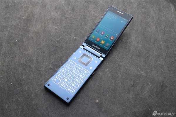 Điện thoại nắp gập đang được các nhà sản xuất đến từ Hàn Quốc khởi xướng thông qua các sản phẩm gần đây.