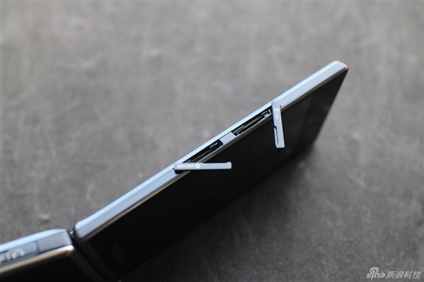 Máy được trang bị camera chính 16 MP và máy ảnh trước 5 MP, bộ nhớ trong 16 GB có thể mở rộng, hỗ trợ kết nối 4G LTE và pin dung lượng 2.020 mAh. Samsung SM-G9198 chạy Android Lollipop 5.1.1.