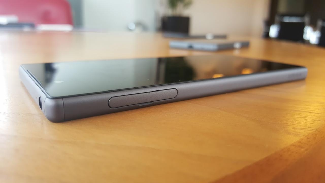 Khe cắm thẻ SIM/thẻ nhớ.