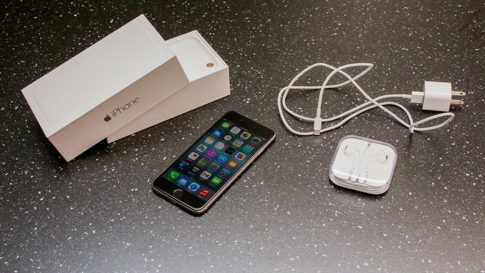 Nên mua phụ kiện iPhone chính hãng. Ảnh: Cnet.