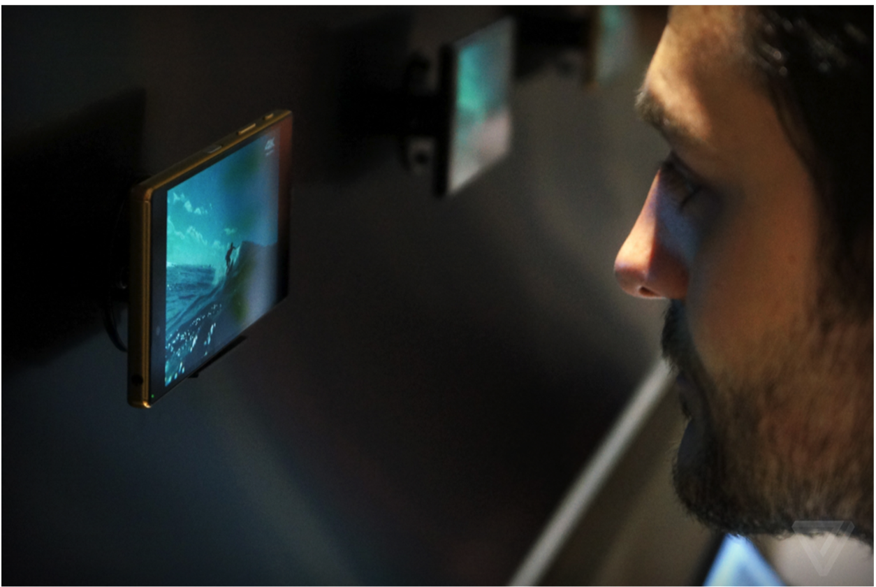 Người dùng trải nghiệm Z5 Premium. Ảnh: Theverge.