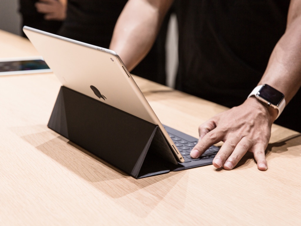 iPad Pro vẫn còn đó những khoảng cách so với Macbook. Ảnh: Wired.