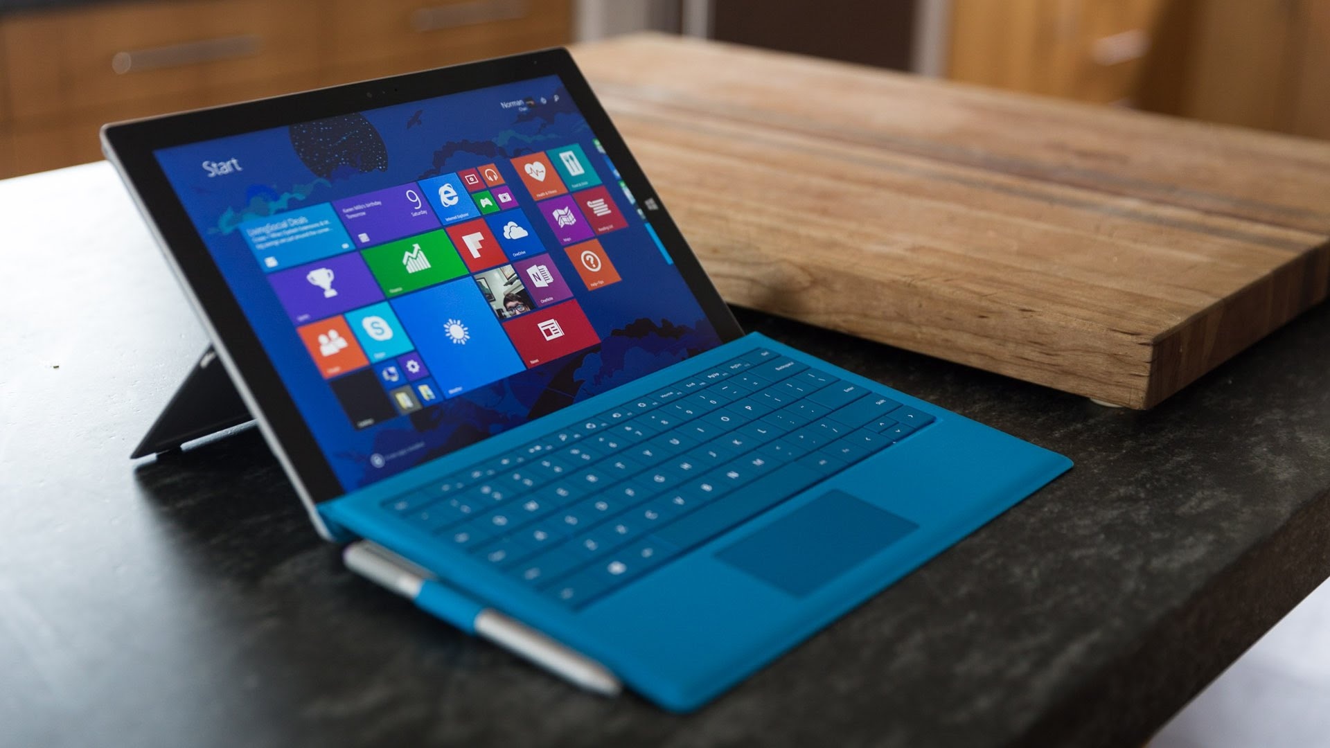 Surface Pro là bài học cho tham vọng của Apple. Ảnh: Techradar.