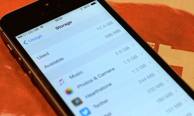 Bộ nhớ 12 GB dường như không đủ ngay cả với những người dùng bình thường. Ảnh: Theguardian