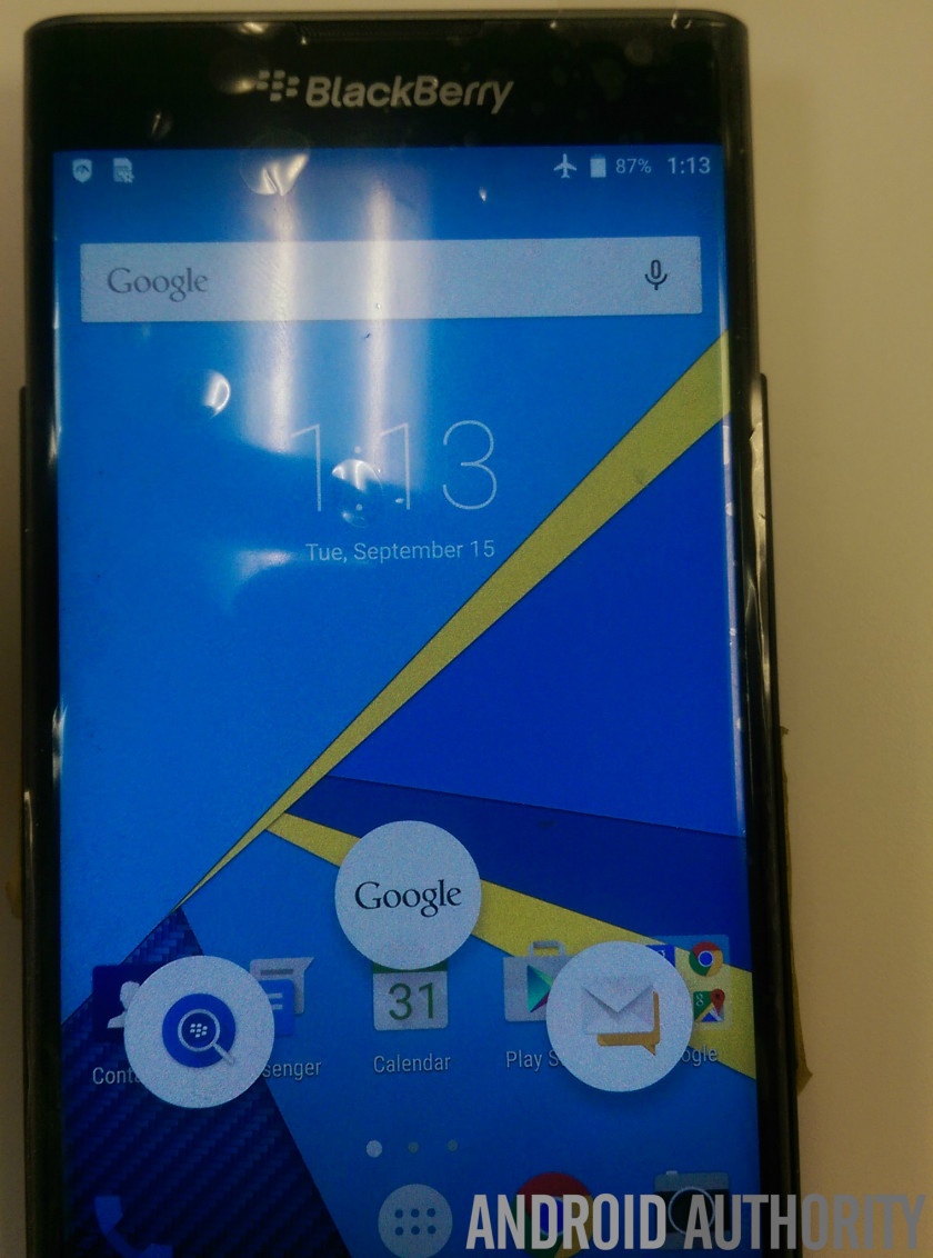  Giao diện màn hình chính là sự kết hợp giữa các tính năng của BlackBerry và Google. 