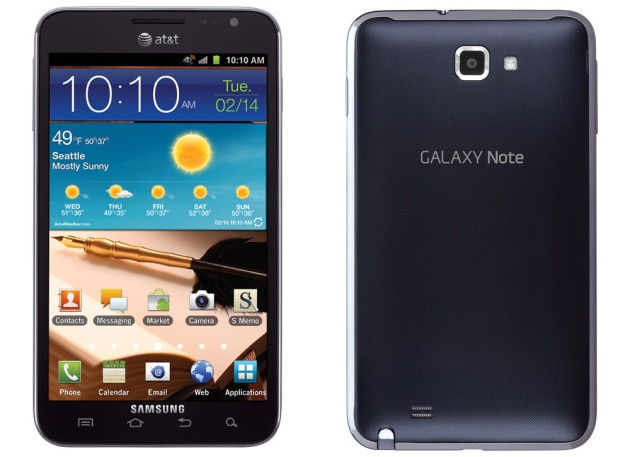  1. Galaxy Note thế hệ đầu tiên  Hành trình của những chiếc Galaxy Note bắt đầu từ tháng 10/2011. Với màn hình 5,3 inch, Galaxy Note được xem là thiết bị ngoại cỡ vào thời điểm bấy giờ. Giới công nghệ lúc đó cho rằng kích thước này là “quá lớn” và “không cần thiết”. Ban đầu, màn hình của máy sử dụng công nghệ Super AMOLED với độ phân giải chỉ 1.280 x 800 pixel.   Samsung trang bị cho Galaxy Note vi xử lý dual-core Exynos tốc độ 1,4 GHz, CPU ARM Cortex-A9, GPU Mali-400 và RAM 1 GB. Camera chính có độ phân giải 8 megapixel, máy ảnh trước 2 “chấm”. Người dùng có thể chọn 16/32 GB bộ nhớ và mở rộng lên 64 GB với thẻ microSD. Máy dùng pin 2.500 mAh, chạy hệ điều hành Android Gingerbread 2.3.   Điểm khiến Galaxy Note được chú ý là bút cảm ứng S Pen. S Pen giúp người dùng ghi chú những gì họ muốn mà không cần giấy bút hay gõ từng ký tự trên bàn phím. Samsung mong muốn Galaxy Note trở thành thiết bị đa phương tiện trong công việc và giải trí, thay thể sổ tay, máy ảnh… Galaxy Note đã đạt doanh số 10 triệu chiếc sau 1 năm ra mắt.