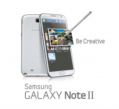 2. Galaxy Note II  So với chiếc Note đầu tiên, Galaxy Note II là bản nâng cấp lớn. Máy có màn hình 5,5 inch với độ phân giải 1280 x 720 pixel. Samsung đã nâng cấp phần cứng lên vi xử lý quad-core Exynos 4412 tốc độ 1,6 GHz với CPU Cortex-A9, GPU Mali-400MP4. Dung lượng RAM được tăng lên gấp đôi. Các chi tiết khác như camera, bộ nhớ trong không thay đổi.  Galaxy Note II có pin dung lượng 3.100 mAh. Máy chạy Android Jelly Bean 4.1, có thể cập nhật lên KitKat. Một chi tiết được thay đổi là bút S Pen với nhiều tính năng như chia màn hình đa nhiệm, xem trước nội dung bằng Air View. Samsung cũng giới thiệu giao diện cảm ứng TouchWiz trên model này, sau đó đưa vào các smartphone dòng S.  Hơn 30 triệu chiếc Galaxy Note II đã được bán ra trên toàn thế giới. Thành công của smartphone màn hình lớn này đã khiến các hãng di động khác cũng bắt đầu tấn công thị trường phablet. Dù giới công nghệ vẫn hoài nghi về kích thước máy, tuy nhiên không ai ngờ được, 5,5 inch lại là kích thước tiêu chuẩn cho nhiều smartphone sau này.