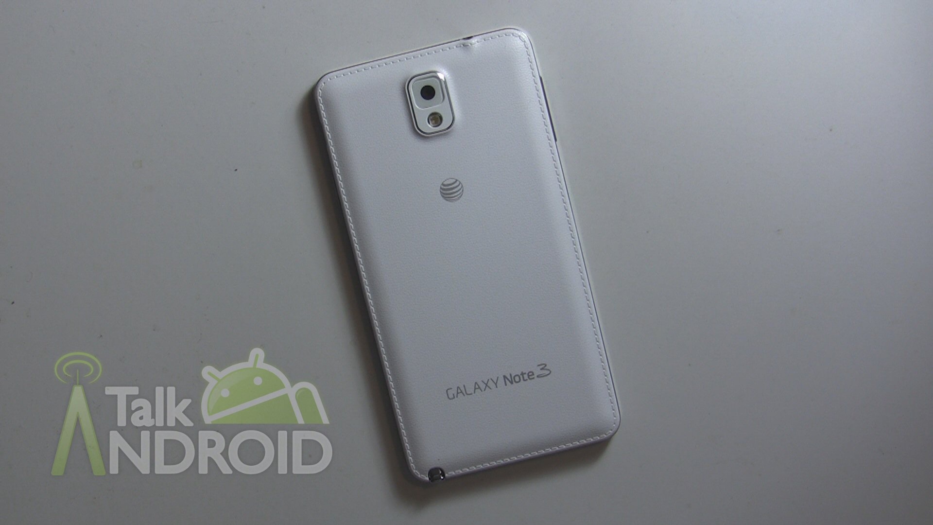 3. Galaxy Note 3  Nối tiếp thành công của phiên bản tiền nhiệm, Samsung ra mắt Galaxy Note 3 vào tháng 9/2013. Đây là lần đầu tiên thiết kế nắp lưng giả da được giới thiệu trên dòng Note, thay cho chất liệu vỏ silicone trước đó. Hãng công nghệ Hàn Quốc cũng tiếp tục nâng kích thước màn hình của máy lên 5,7 inch với độ phân giải Full HD (1.920 x 1.080 pixel).   Các chi tiết phần cứng khác gồm chip Snapdragon 800 hoặc Exynos 5 Octa 5420 tuỳ thị trường tiêu thụ. Theo đó, máy có các phiên bản dùng vi xử lý quad-core Krait 400 tốc độ 2,3 Ghz, Cortex-A15 tốc độ 1,9 GHz và Cortex-A7 1,3 GHz. Dung lượng RAM được tăng lên thành 3 GB. Bút S Pen có thêm các chức năng như Air Command, Action Memos, nhận dạng chữ viết…  Cameara chính trên Galaxy Note 3 là 13 megapixel, trong khi máy ảnh trước vẫn giữ nguyên độ phân giải 2 “chấm”. Dung lượng pin tăng không đáng kể (3.200 mAh), Máy chạy Android Jelly Bean 4.3, có thể nâng cấp lên Lollipop 5.0. Hãng công nghệ xứ kim chi đã bán được hơn 10 triệu chiếc Galaxy Note 3 chỉ sau 2 tháng ra mắt. 