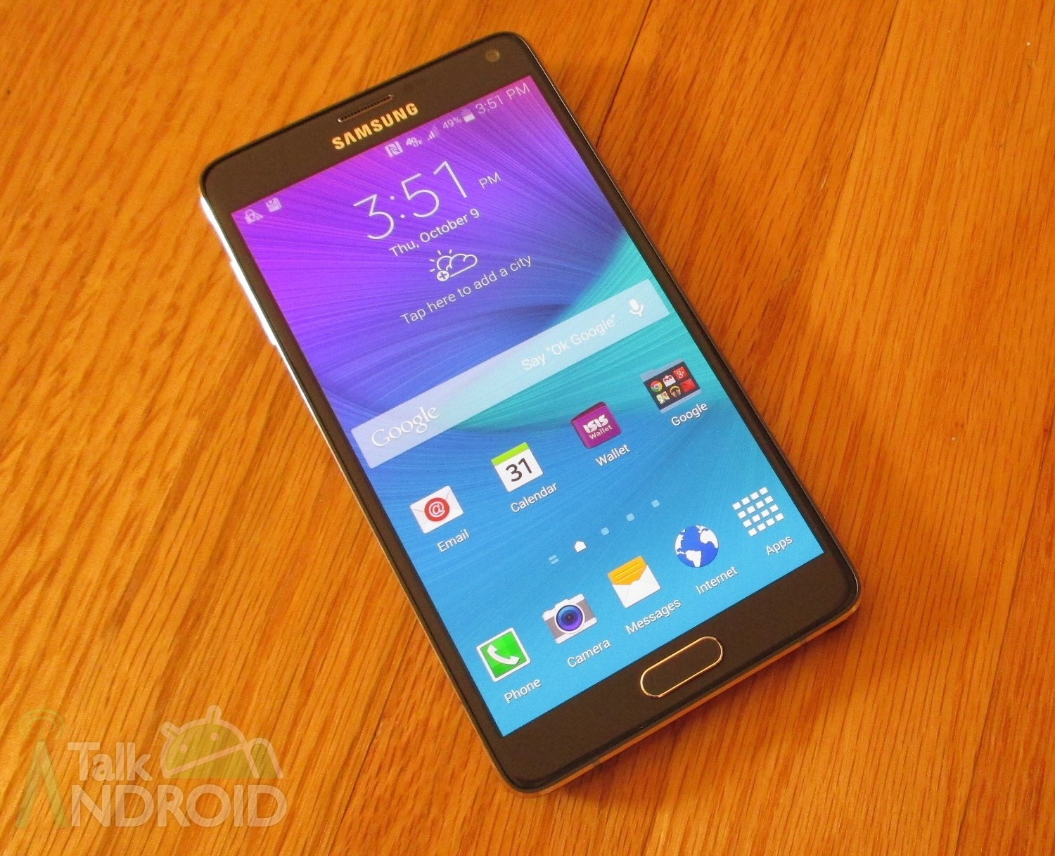 5. Galaxy Note 4  Chỉ nửa năm sau khi giới thiệu Note 3, Samsung đã ra mắt Galaxy Note 4 tại triển lãm công nghệ IFA 2014 ở Berlin. Chiếc Note mới thực chất vẫn là Galaxy Note 3, chỉ thay đổi vài chi tiết nhỏ về màn hình và nâng cấp không đáng kể về phần cứng. Theo đó, máy có màn hình kích thước 5,7 inch với độ phân giải Quad HD (2.560 x 1.440 pixel).   Vi xử lý của Galaxy Note 4 là Exynos 5433 hoặc Snapdragon 805 tuỳ thị trường tiêu thụ. Máy có 3 phiên bản chip quad-core tốc độ 1,3 - 1,9 GHz, cao nhất là 2,7 GHz. Note 4 này hỗ trợ thẻ microSD lên đến 128 GB. Camera chính có độ phân giải 16 megapixel, máy ảnh trước 3,7 “chấm”. Các chi tiết phần cứng và phần mềm khác vẫn giữ nguyên.  Sự vội vàng của Samsung đã khiến Galaxy Note 4 không mang lại nhiều thành công như các phiên bản trước đó. Doanh số máy bán ra chỉ đạt khoảng 4,5 triệu chiếc trong tháng đầu tiên lên kệ. Đây cũng là phiên bản Galaxy Note cuối cùng sử dụng nắp lưng giả da.