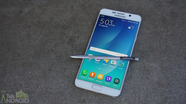 7. Galaxy Note 5  Galaxy Note 5 là phiên bản mới nhất của dòng phablet mang thương hiệu Samsung. Thiết bị này có thông số kỹ thuật không cải tiến nhiều so với các phiên bản tiền nhiệm. Máy sở hữu màn hình 5,7 inch Quad HD, vi xử lý Exynos 7420 và RAM 3 GB. Trong khi camera chính không đổi, máy ảnh trước được nâng lên độ phân giải 5 megapixel.   Điểm thay đổi nhiều nhất trên Galaxy Note 5 là thiết kế. Khác với những phiên bản trước đó, phablet này có thiết kế nguyên khối với pin dung lượng 3.000 mAh không thể tháo rời. Dung lượng bộ nhớ trong chỉ có 32 và 64 GB, không hỗ trợ thẻ microSD. Đã có rất nhiều tranh cãi liên quan đến hai vấn đề trên.  Để “trấn an” người dùng, Samsung giải thích rằng Galaxy Note 5 được trang bị tính năng sạc không dây với tốc độ cao nên việc thiết kế pin có thể tháo rời là không cần thiết. Tuy nhiên, hãng công nghệ Hàn Quốc tiếp tục bị chỉ trích khi S Pen sẽ làm hỏng máy nếu bút cảm ứng này vô tình bị cắm ngược chiều. 