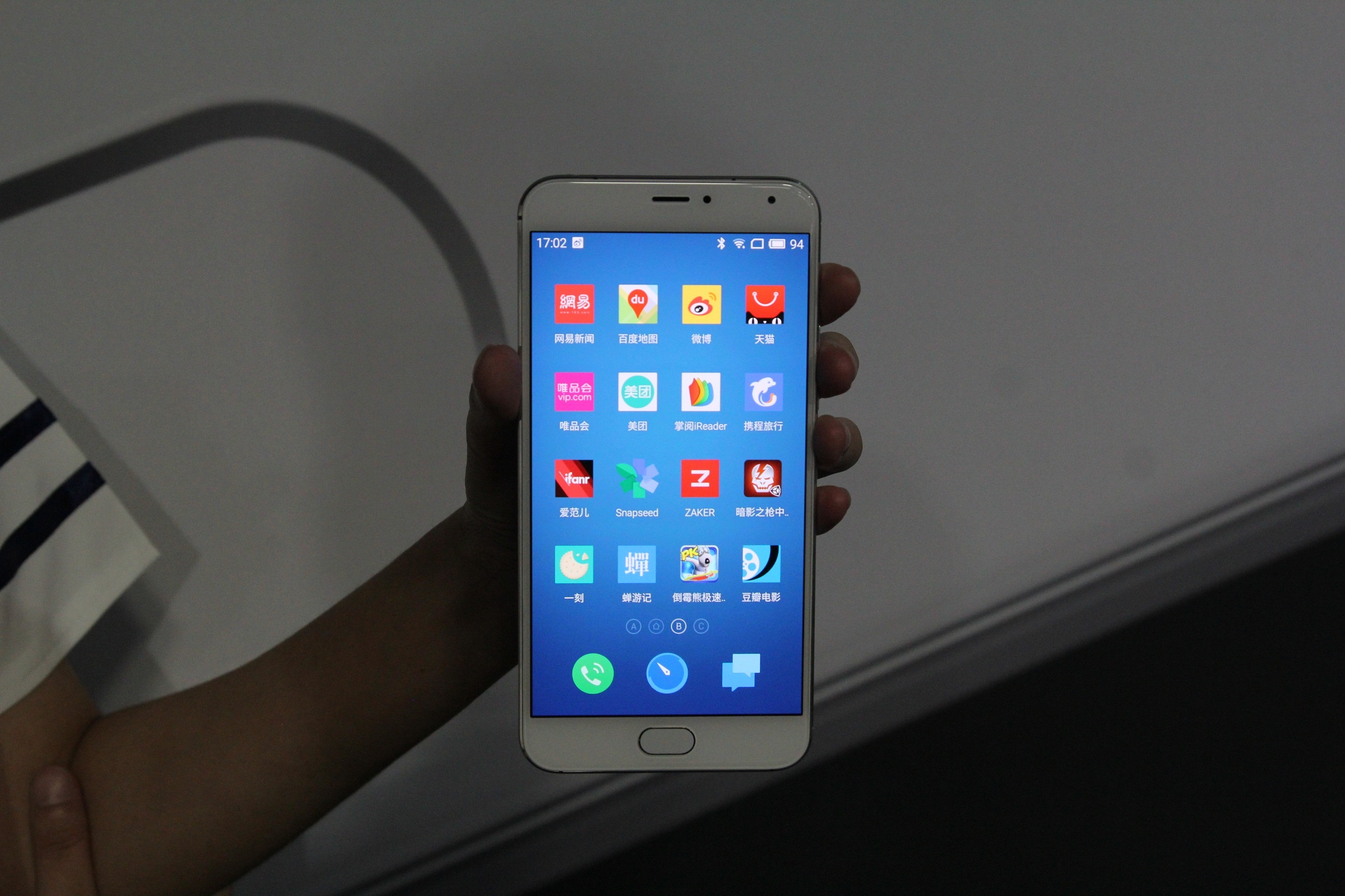 Pro 5 mang thiết kế nguyên khối, các đường nét bo tròn, viền màn hình dễ gây liên tưởng đến iPhone