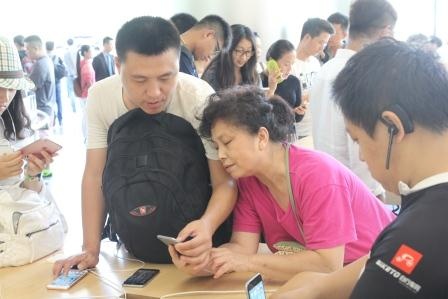 Nguoi dung lon tuoi tai Trung Quoc to mo voi iPhone 6S hinh anh