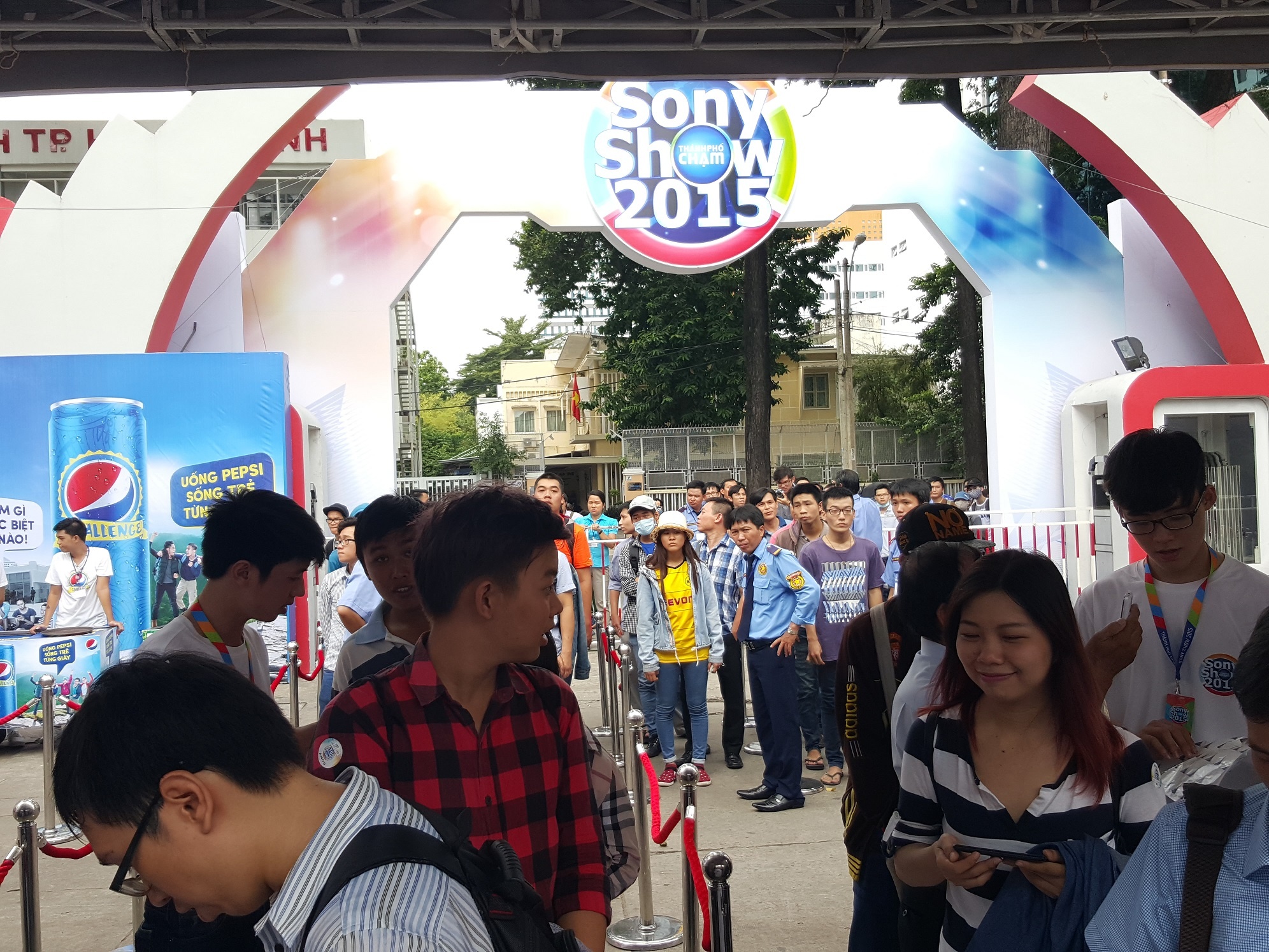 Xep hang dai cho vao xem Sony Show 2015 hinh anh