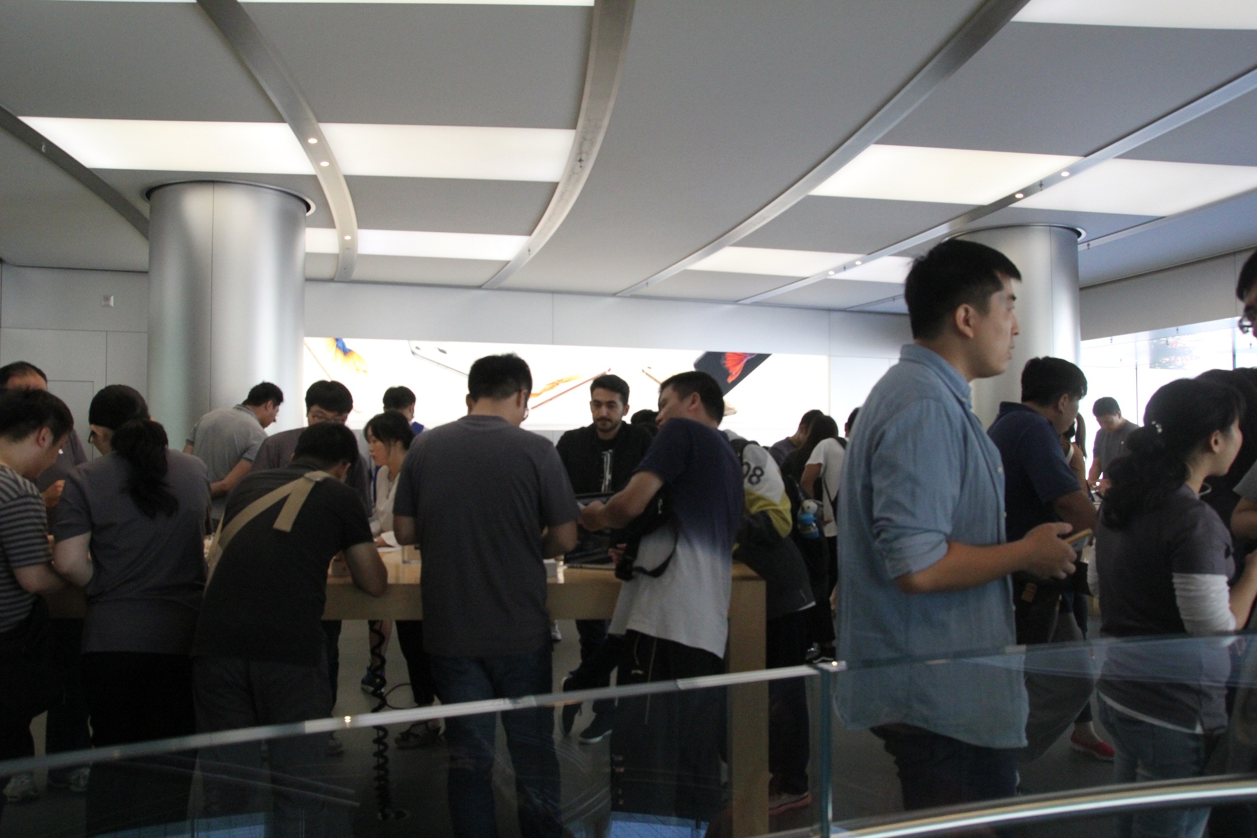 Phiên bán iPhone 6S kết thúc chỉ sau hai tiếng, những người khách cuối cùng sẽ được lên tầng trên để nhận máy