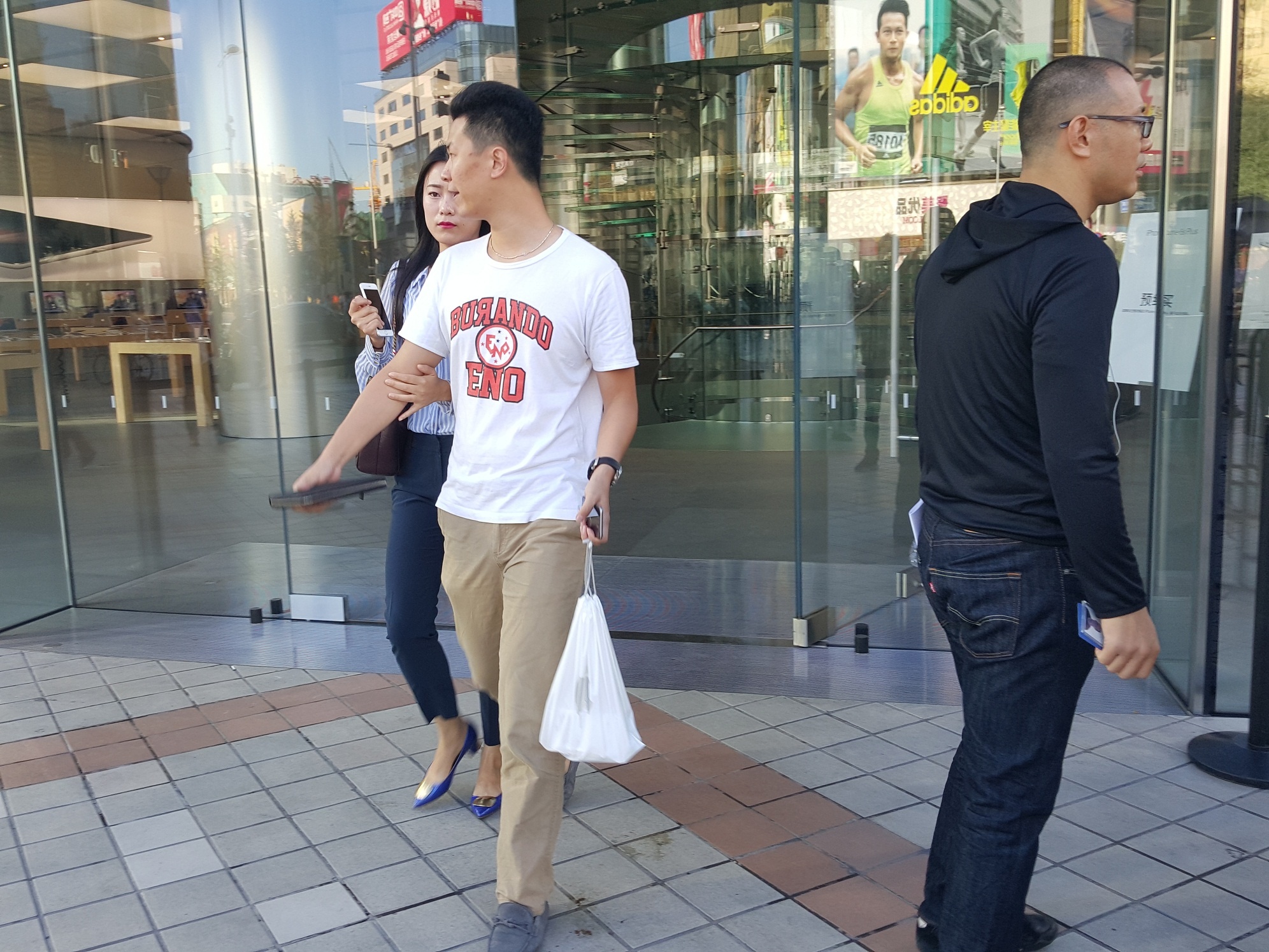 Những người mua được sản phẩm đầu tiên không tỏ ra hào hứng, họ để nguyên điện thoại trong túi và ra về rất nhanh chóng