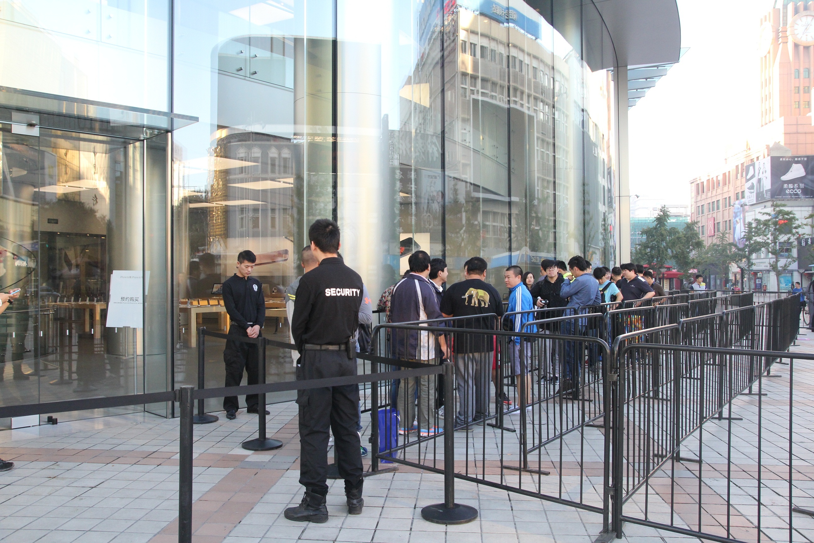 Cơn mưa kéo dài trong đêm qua khiến lượng người xếp hàng không cao như mong đợi, 30 phút trước giờ mở bán, chỉ có khoảng 60 người đến chờ đợi