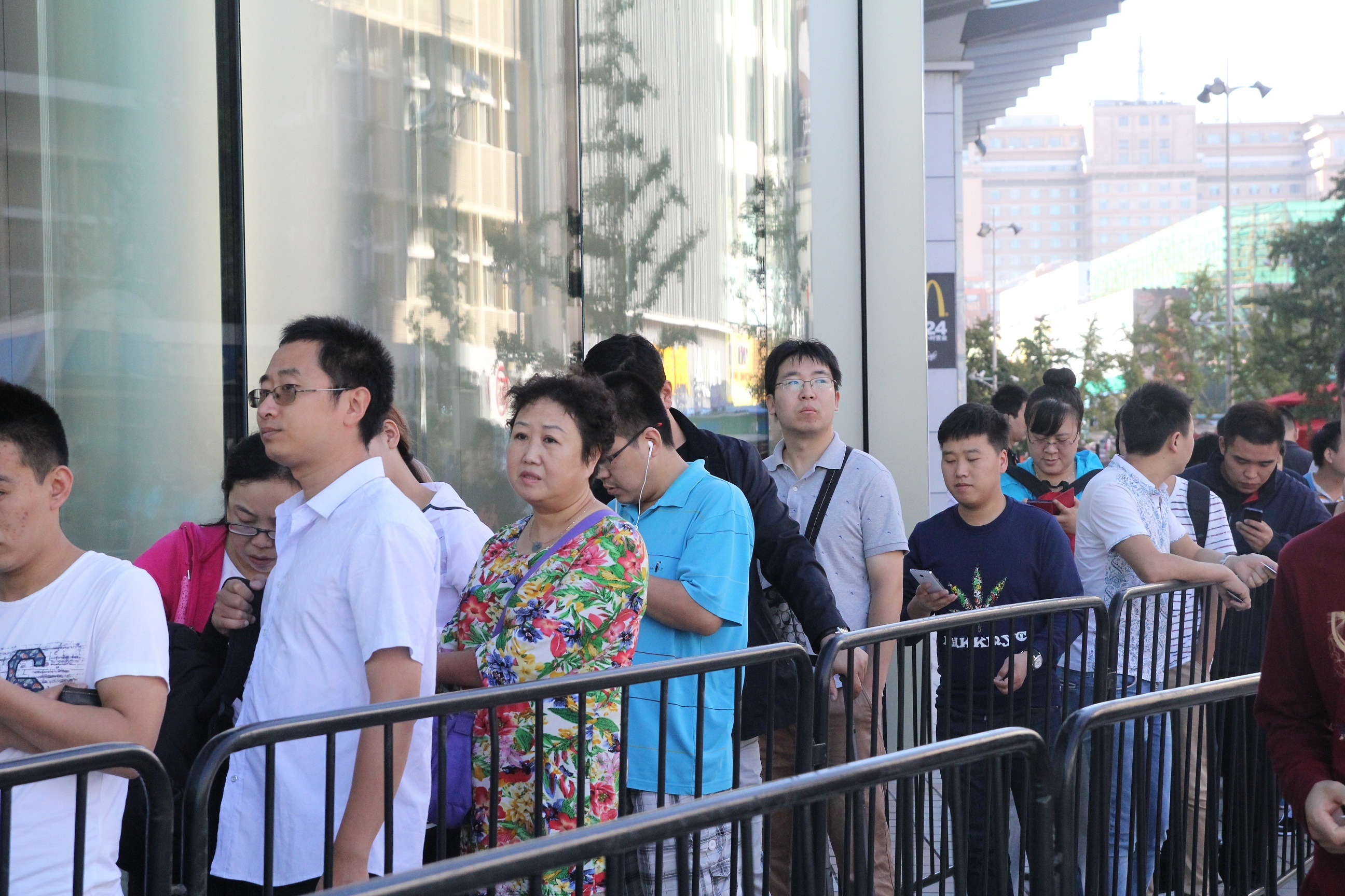 Theo quản lý của Apple Store tại Bắc Kinh, nguồn hàng tại đây khá dồi dào, kể cả bản Rose Gold, do đó những người chờ đợi cũng trật tự, không sốt ruột hoặc lo lắng