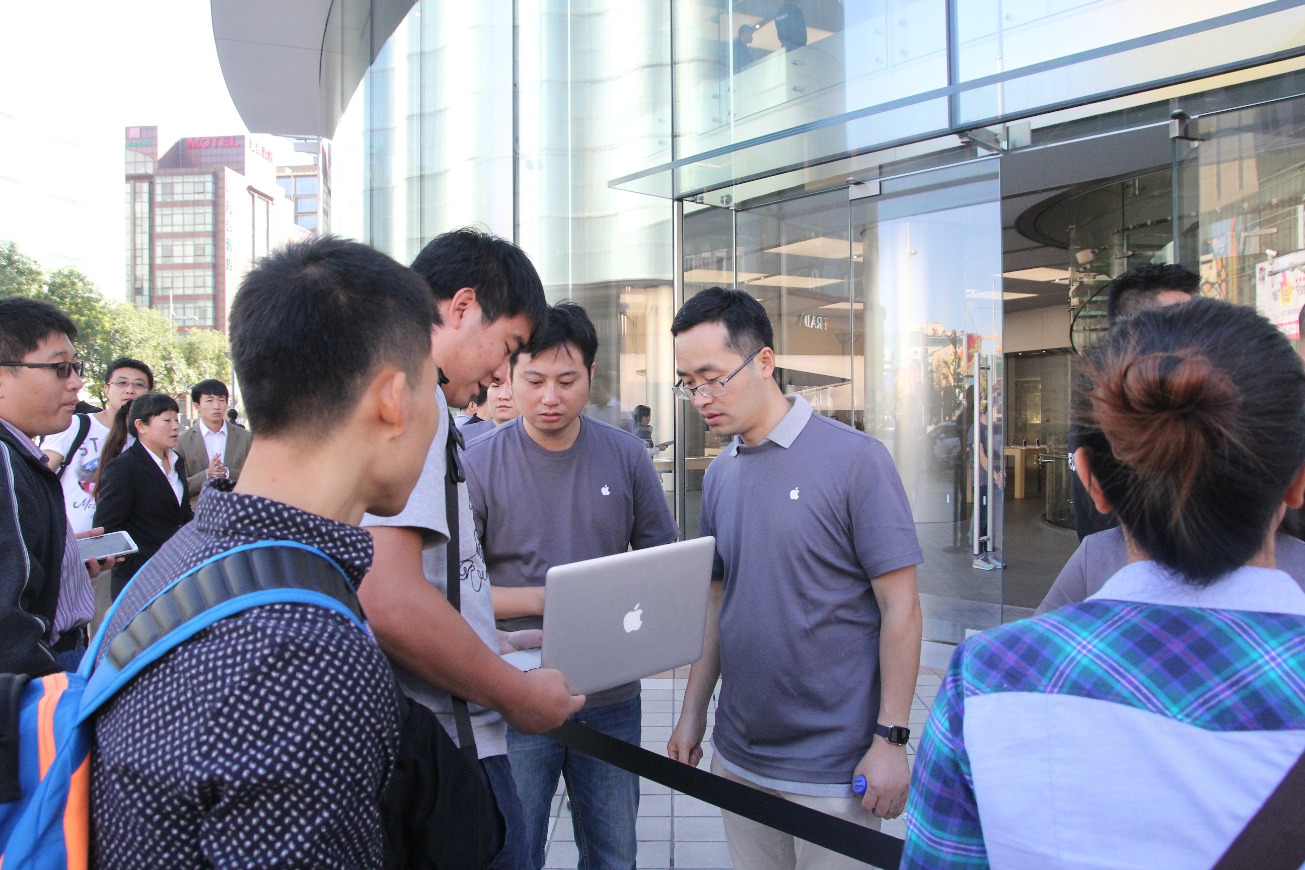 Ngoài bộ đôi iPhone 6S, toàn bộ các sản phẩm khác đều được ngưng bán. Nhiều người dùng mang sản phẩm đến bảo hành cũng nhận được cái lắc đầu từ nhân viên.