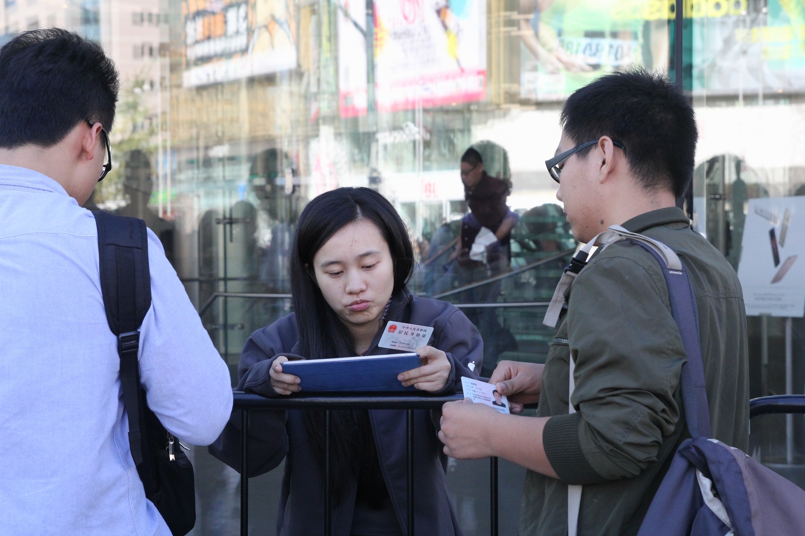 Người dùng chỉ được xếp hàng mua iPhone 6S trong hôm nay nếu có đặt trước, thủ tục check-in bằng chứng minh nhân dân diễn ra rất nhanh chóng