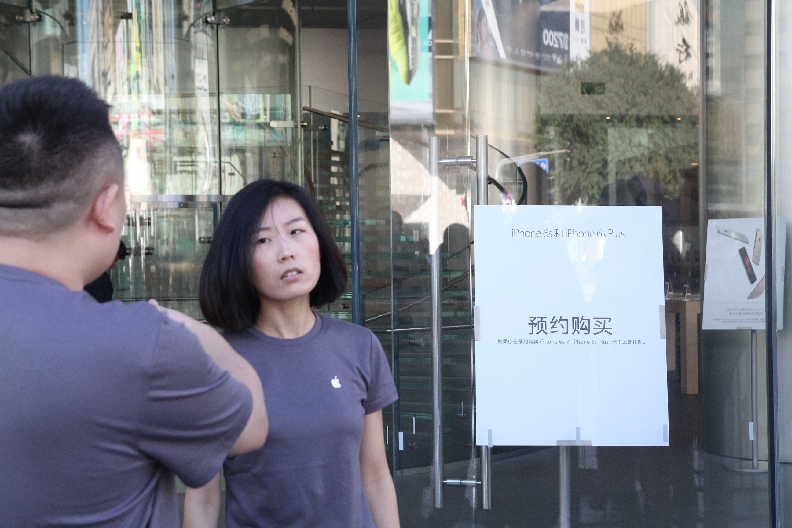 Nhân viên cửa hàng treo bảng 