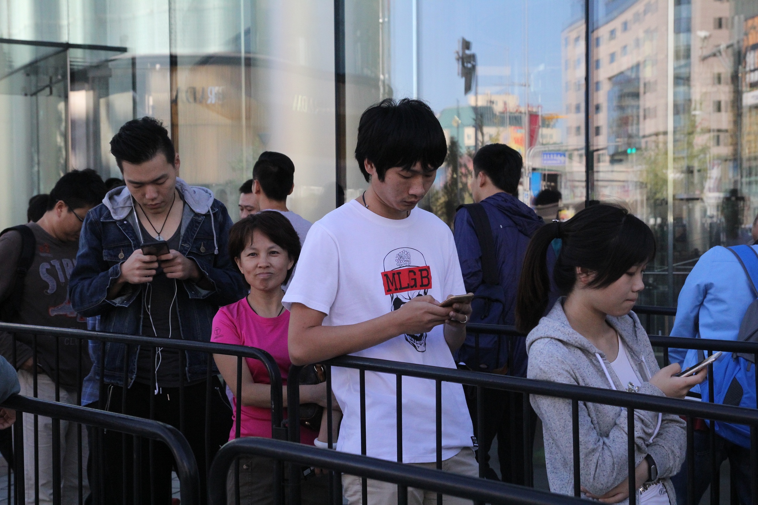 Theo quan sát, đa số người xếp hàng đều đang sử dụng điện thoại của Apple, rất nhiều trong số đó đang sở hữu iPhone 6 hoặc 6 Plus