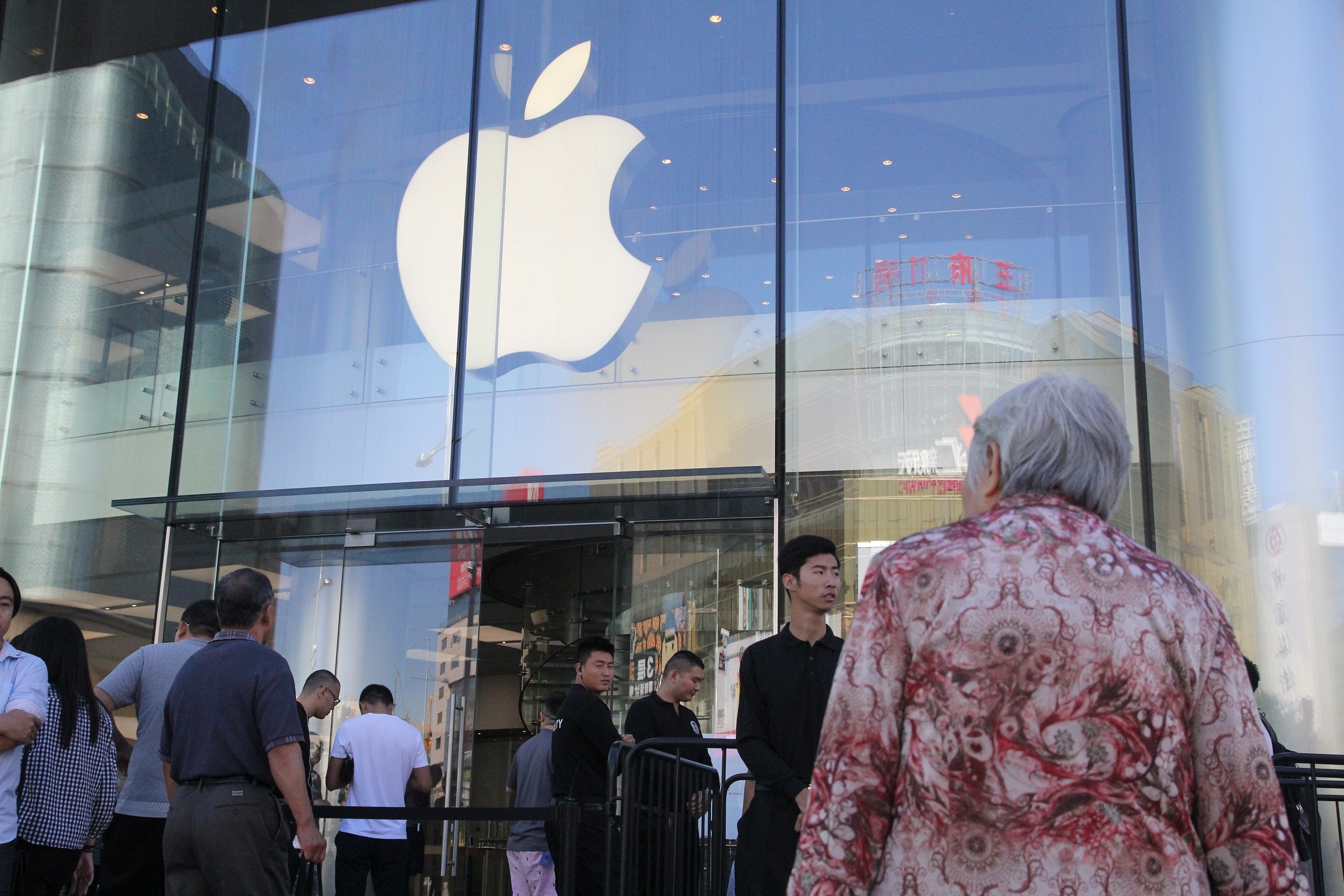 Tuy vậy, việc xếp hàng tạo nhiều sự tò mò cho người đi đường, một số người tỏ ý muốn chờ mua nhưng bị từ chối