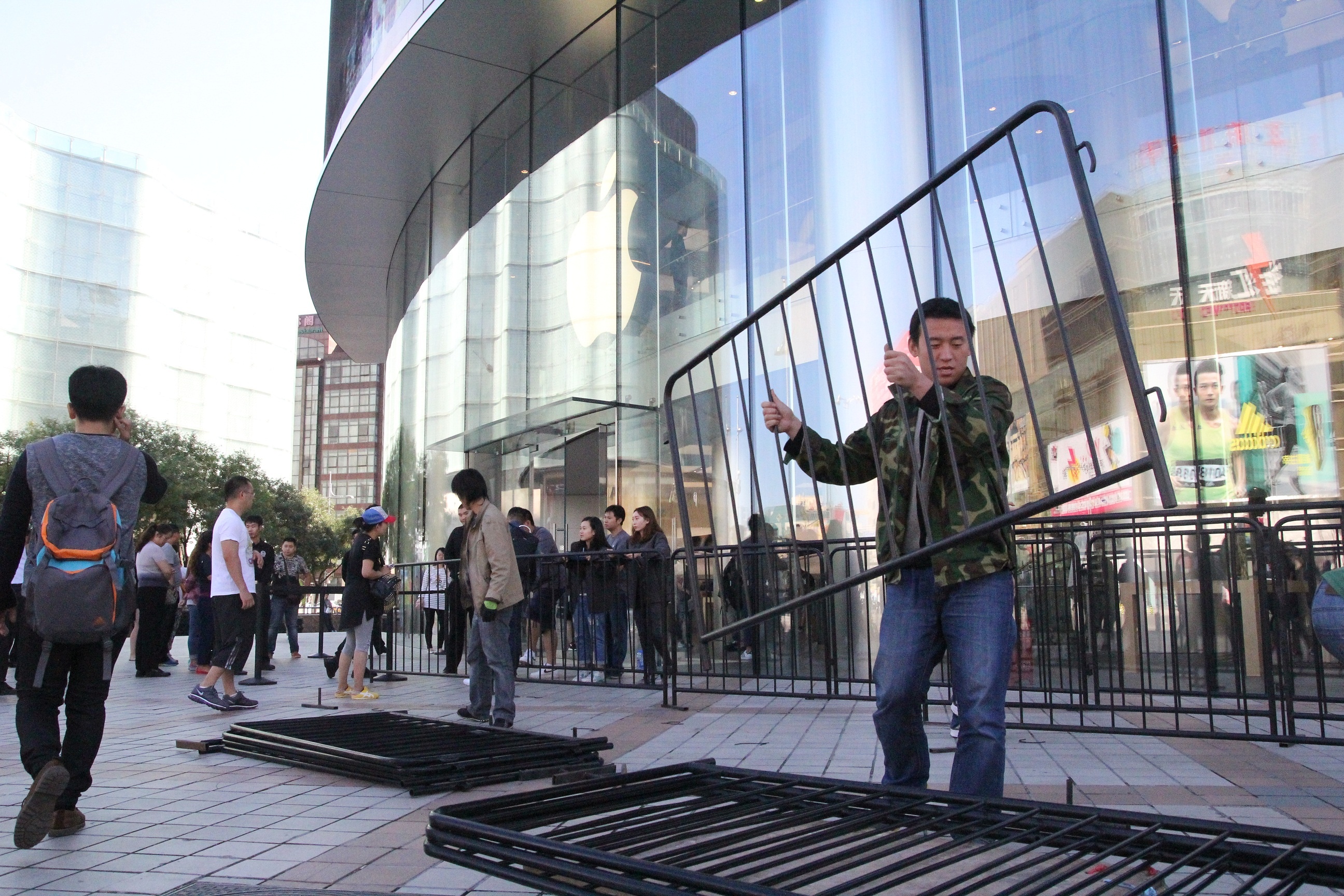 Càng về sau, lượng người đến xếp hàng càng rải rác, 9h30, nhân viên đã gỡ bớt hàng rào