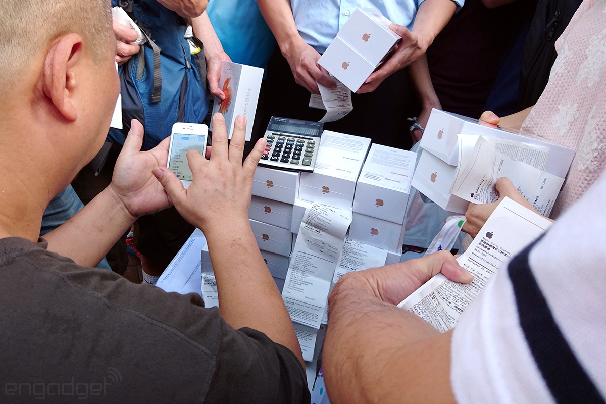 Dân buôn kiểm tra nguồn cầu từng phút.