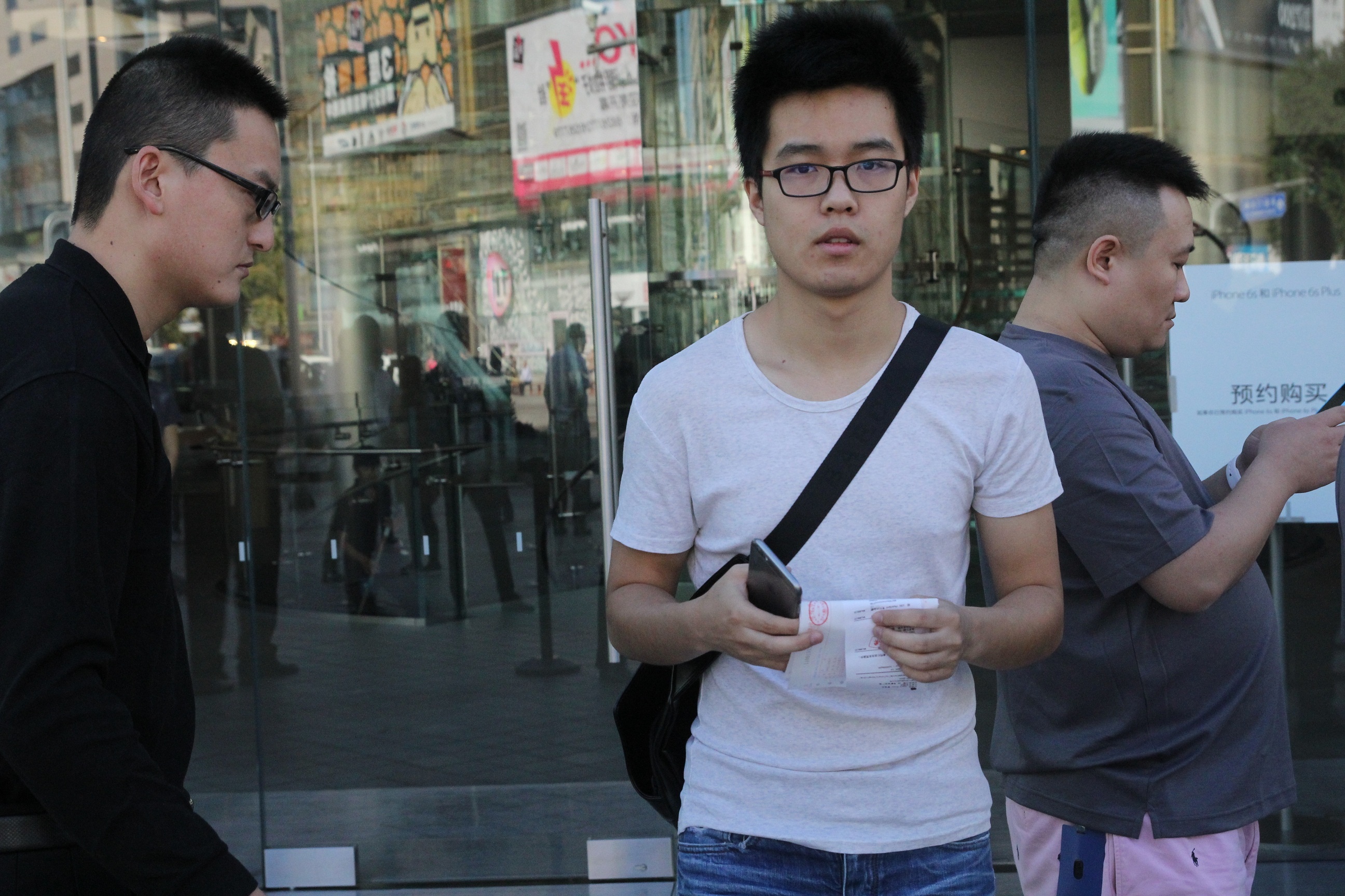 Nguoi Trung Quoc lang le mua iPhone hinh anh