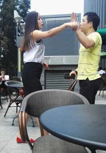 Đôi nam nữ tranh cãi tại một quán cà phê.