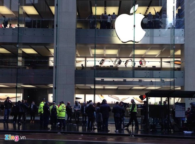 Dòng người xếp hàng chờ mua iPhone mới tại Mỹ.