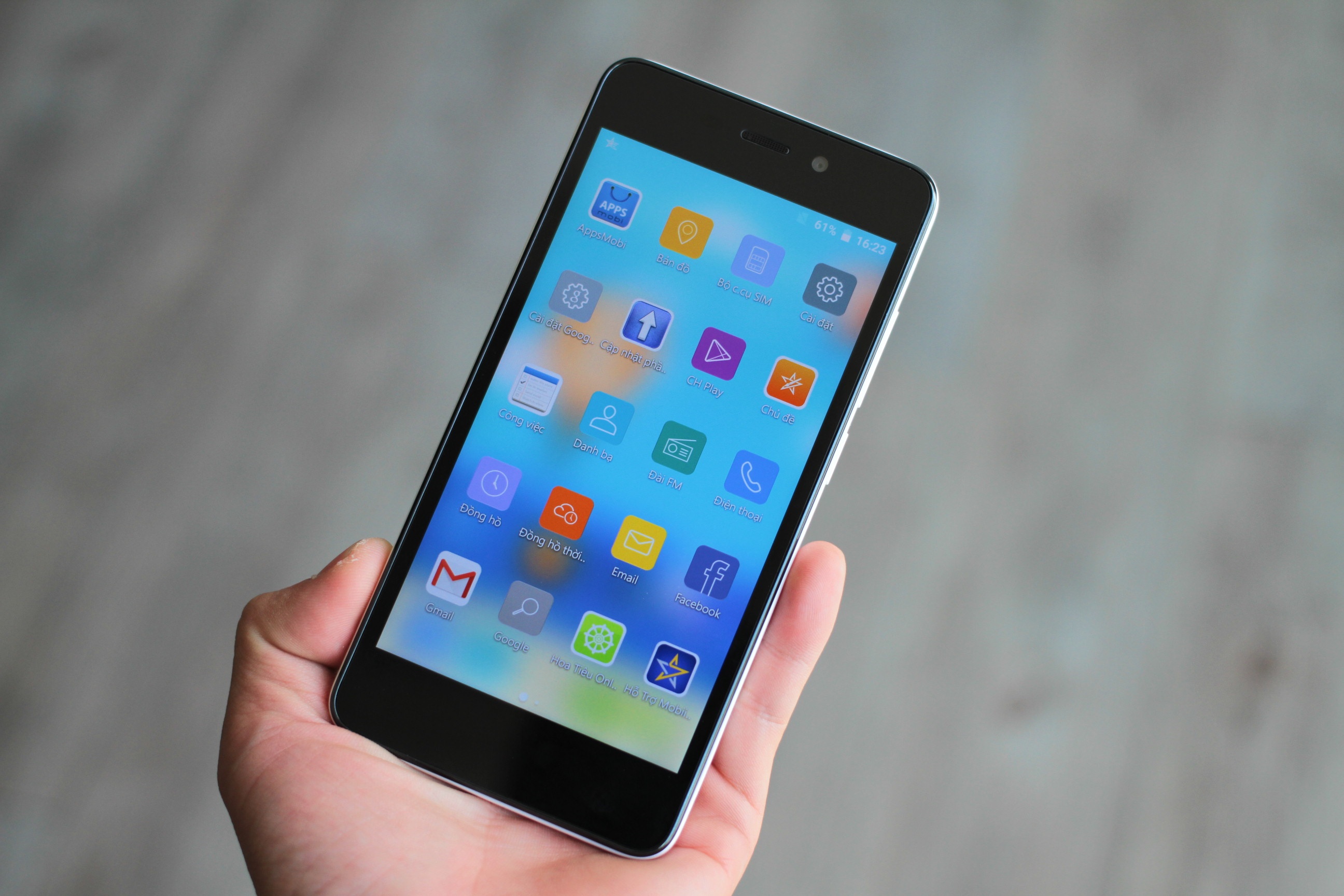 Smartphone 2,8 trieu dong kiem sac pin dung phong o VN hinh anh