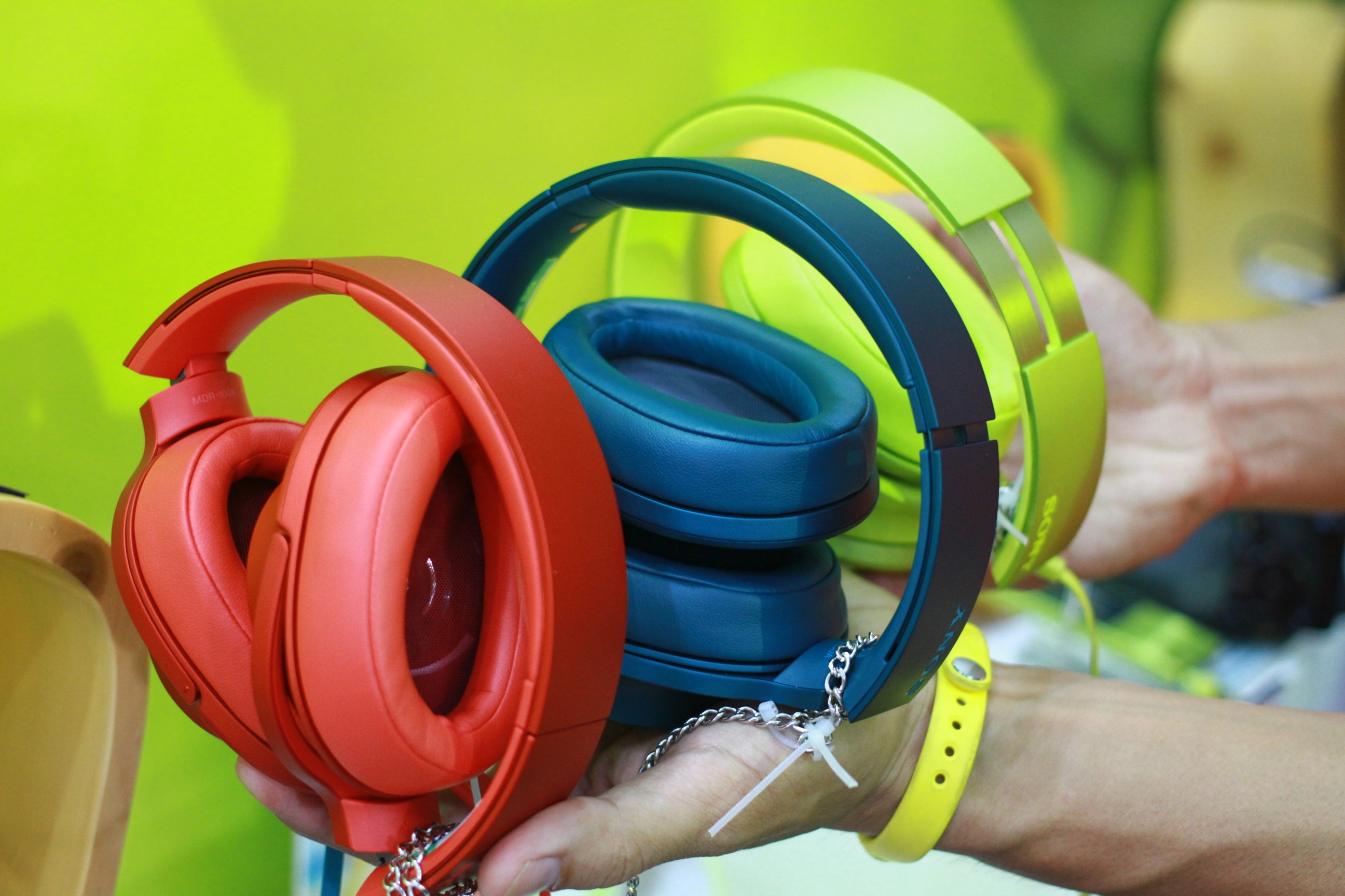 Tai nghe nhieu mau danh cho Xperia Z5 o VN hinh anh