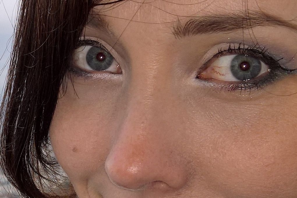 Tính năng này cộng thêm với đèn flash RGB LED sẽ cho phép người dùng thay đổi độ sáng trong 1 bức ảnh sau khi chụp, ngay cả khi dùng đèn flash. Để làm được điều này, camera sẽ chụp 2 bức ảnh đồng thời, 1 có flash và 1 không dùng flash.