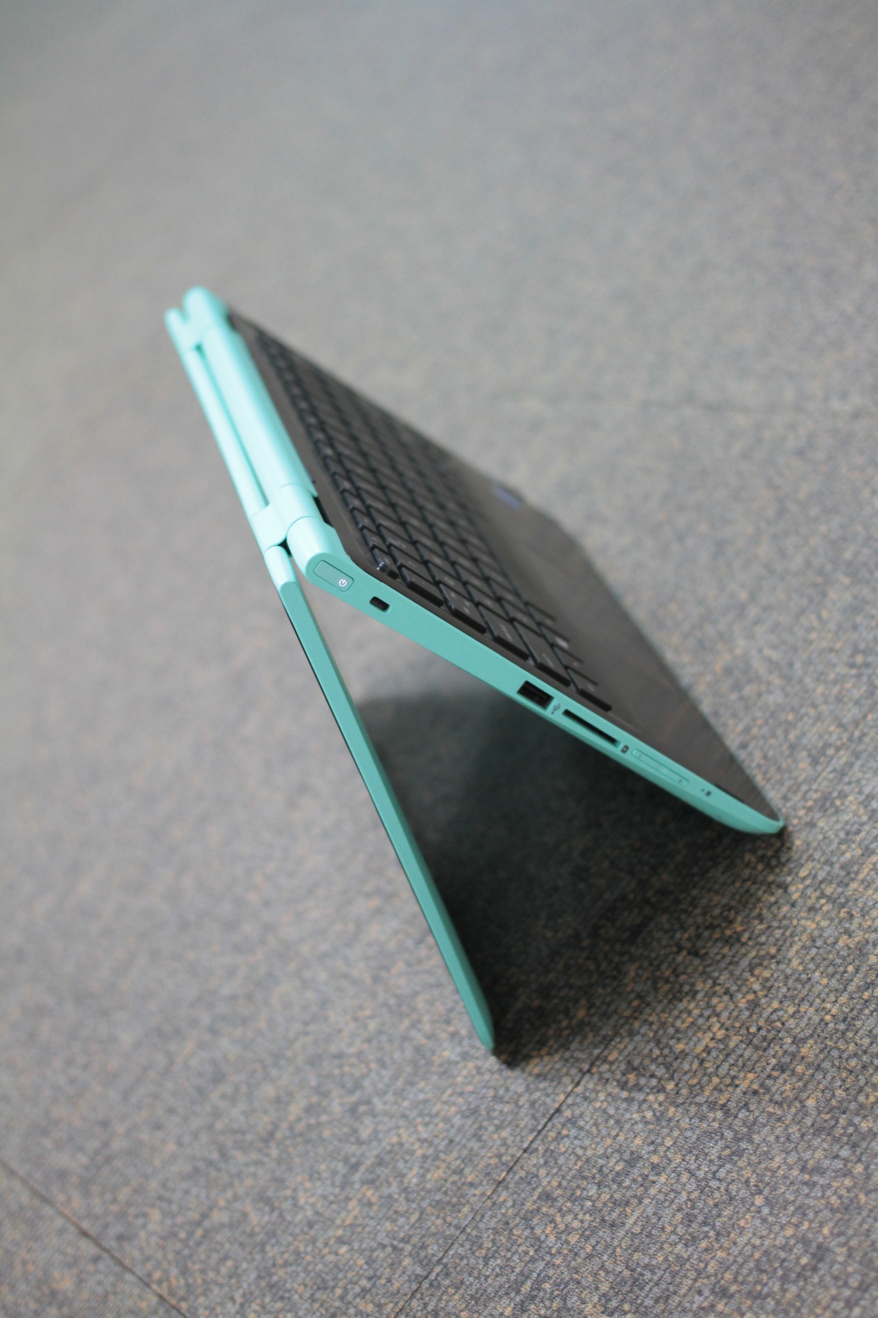 HP X360 gia re, man hinh cam ung xoay lat 360 do hinh anh