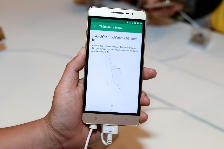 Smartphone tam trung co cam bien van tay o Viet Nam hinh anh