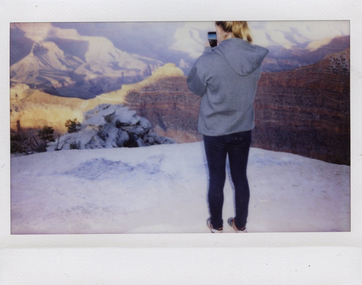 Việc đưa cho Hawkeye chiếc máy ảnh thay vì điện thoại iPhone cũng là quyết định quan trọng của Huey. Ông không muốn cậu bé chỉ biết mỗi việc nhấn ngón tay lên màn hình cảm ứng để chụp ảnh.