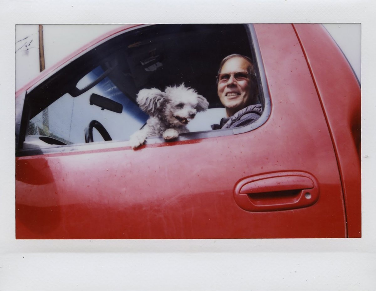 Huey hạnh phúc nhìn thấy mọi người cười đùa với Hawkeye mỗi lần cậu bé xuất hiện và “chụp choẹt”.