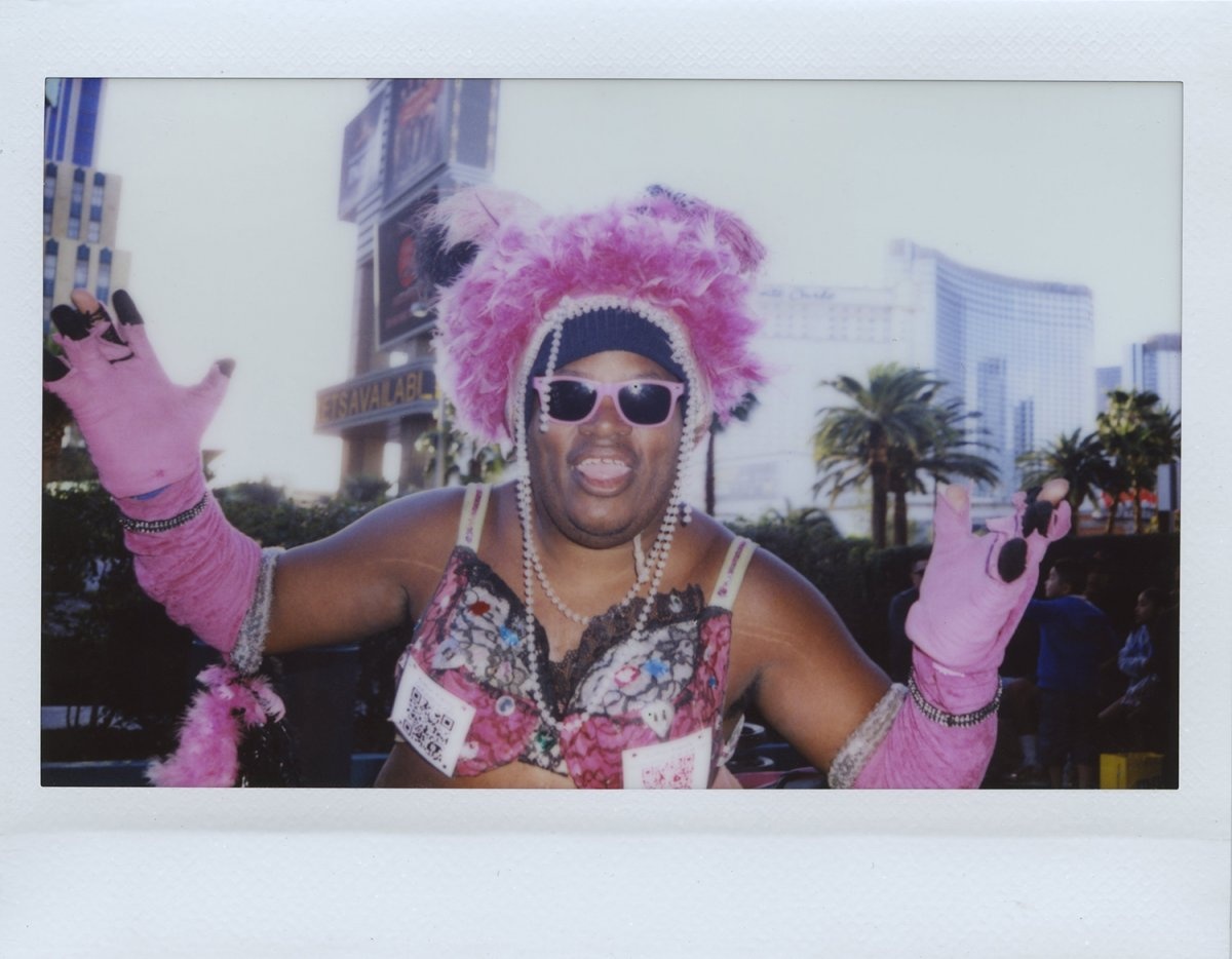 Ở độ tuổi lên năm, Hawkeye đã chụp gần 1.000 bức ảnh và Huey dự tính xuất bản riêng một cuốn sách cho cậu con trai.