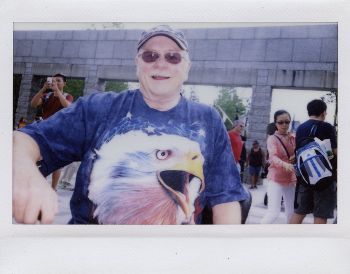 Cuốn sách có tiêu đề rất thú vị: “Cowboys Indians Hobos Gamblers Patriots Tourists and Sunsets”, bao gồm những hình ảnh mà cả hai bố con đã “cộng tác” với nhau.