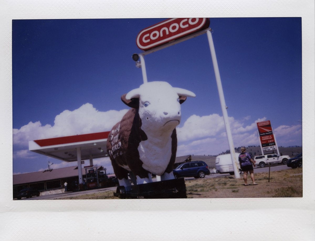 Ngay từ những phút đầu tiên cầm trên tay chiếc Fuji Instax, Hawkeye đã thể hiện tố chất con “nhà nòi”.