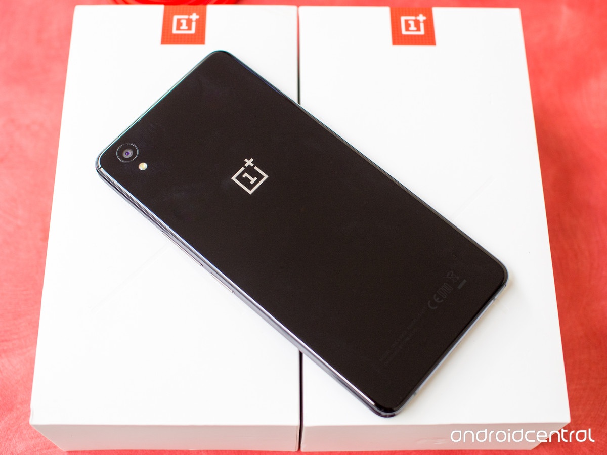Về kích thước, OnePlus X có số đo 140 mm chiều dài x 69 mm chiều rộng. 