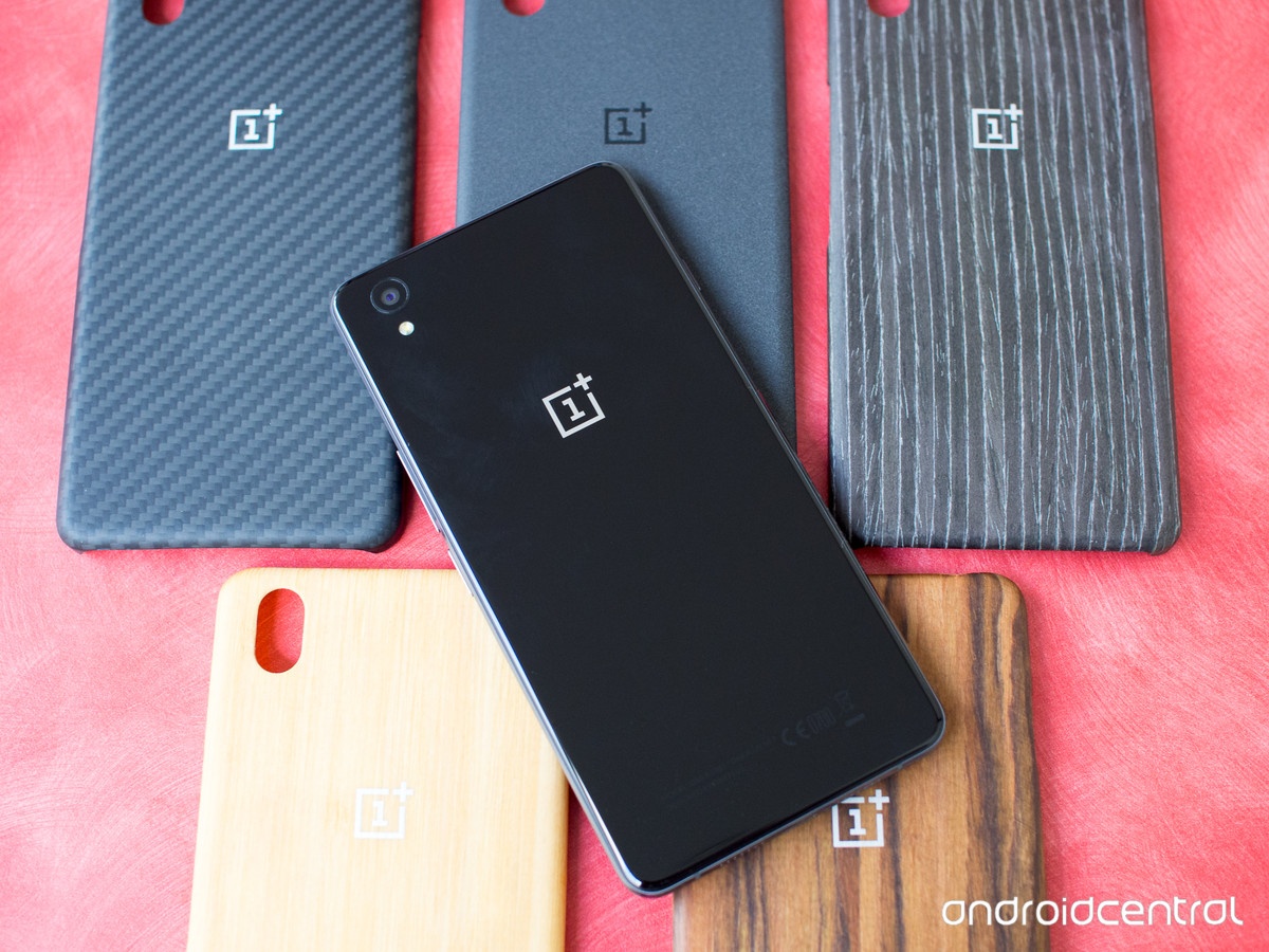 Mẫu Onyx màu đen có khối lượng 138g trong khi phiên bản giới hạn sử dụng chất liệu ceramic nặng 160g.