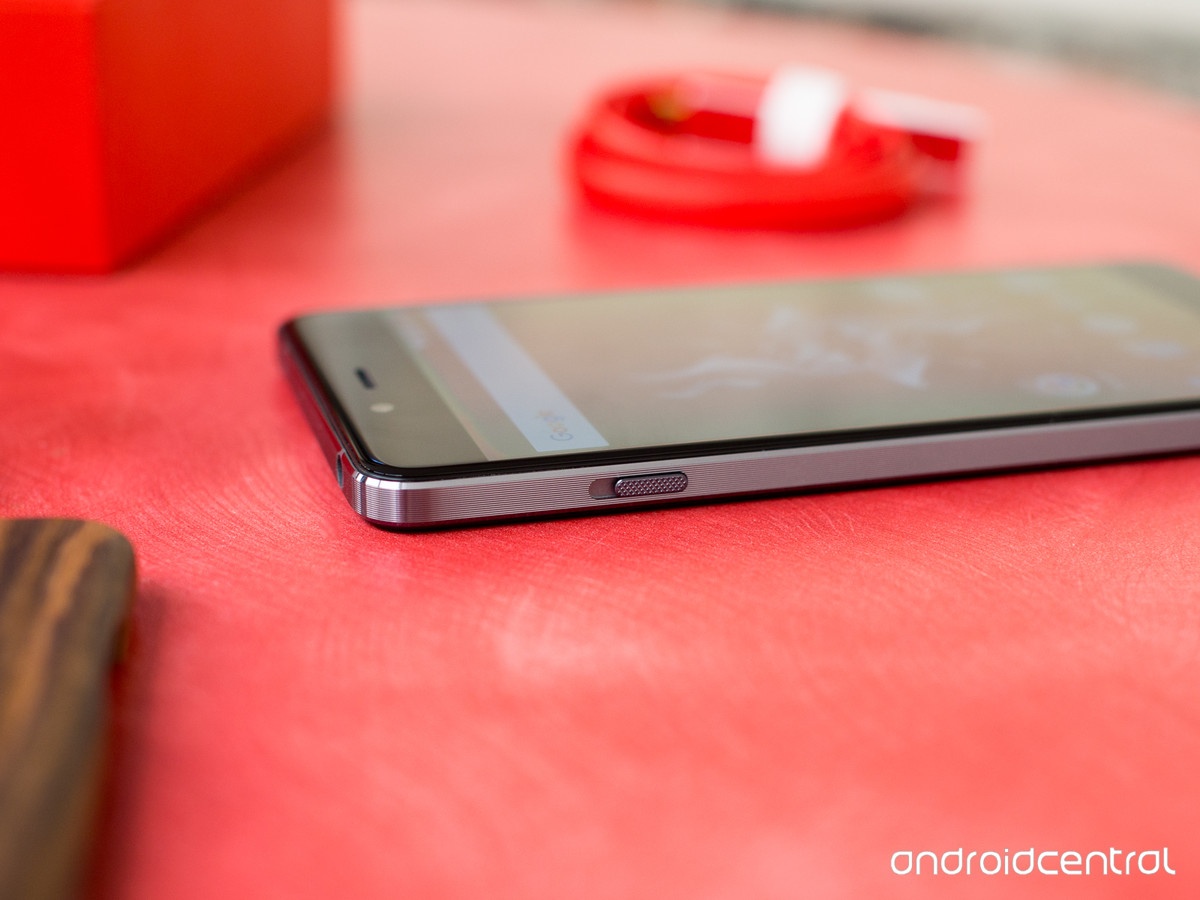 Thiết kế của OnePlus X khiến người dùng liên tưởng tới iPhone 5 của Apple.