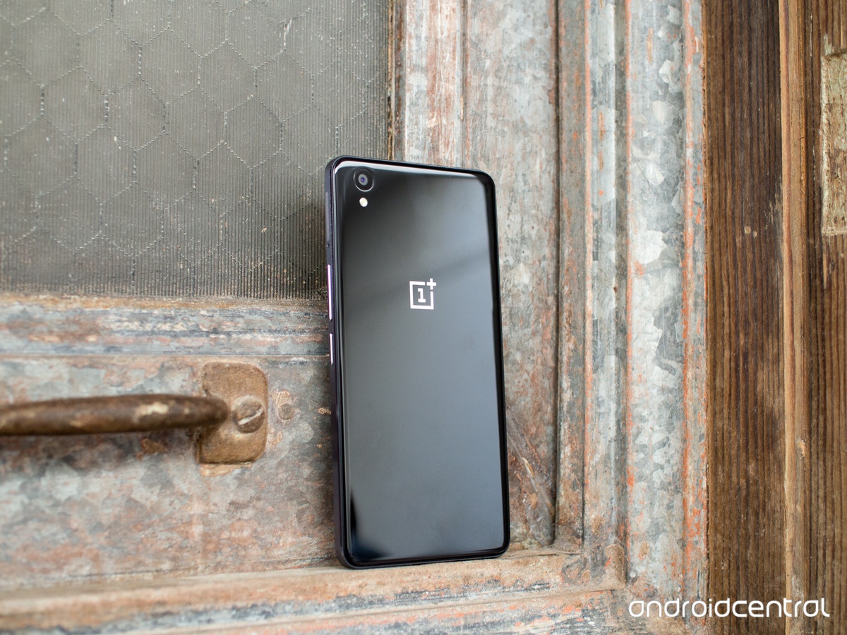 OnePlus trang bị khung máy bằng kim loại kết hợp với kính cường lực Gorilla Glass 3 cho smartphone mới.