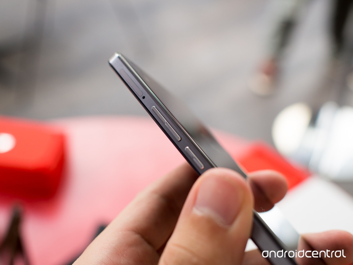 OnePlus X sở hữu bộ nhớ trong 16 GB có thể mở rộng lên tới 128 GB thông qua thẻ microSD. Smartphone này cũng hỗ trợ 2 khe cắm SIM.