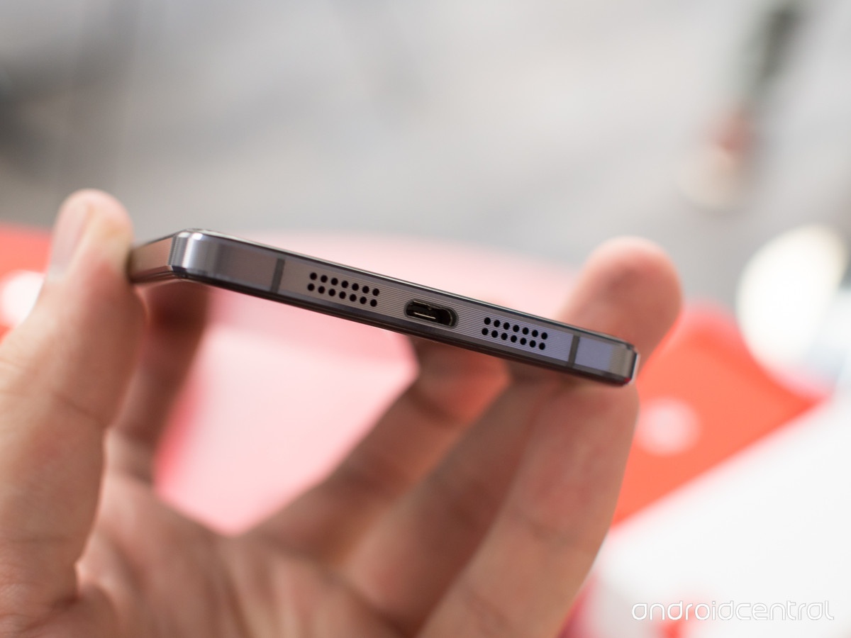 Cụm loa ngoài với các chi tiết tương tự iPhone 5.