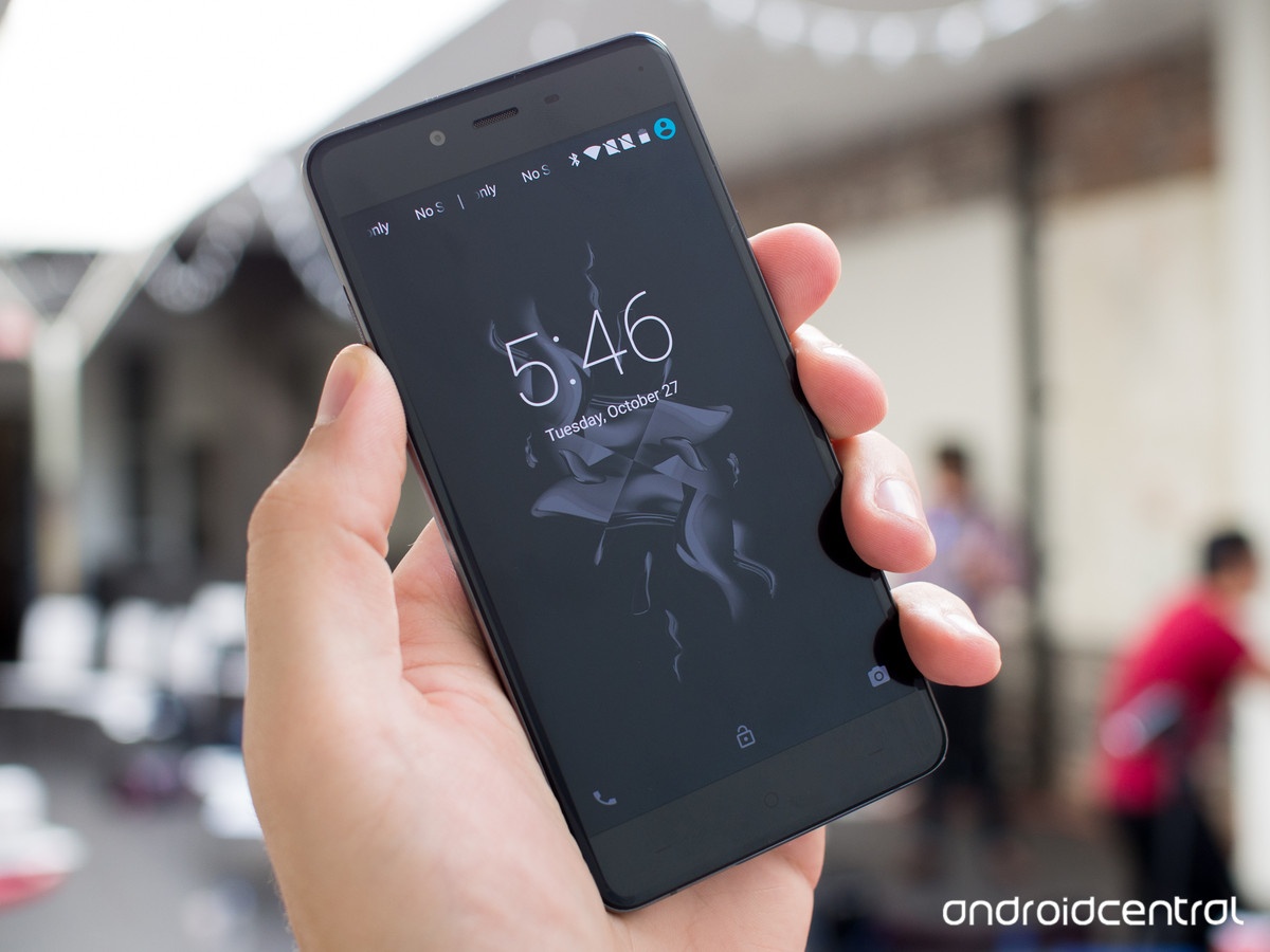 OnePlus X sử dụng chip lõi tứ Snapdragon 801 từ Qualcomm với tốc độ 2,3 GHz và bộ xử lý đồ hoạ Adreno 330. Dung lượng RAM của máy là 3 GB.