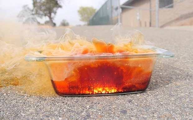 iPhone 6S boc chay khi nhung vao brom long hinh anh